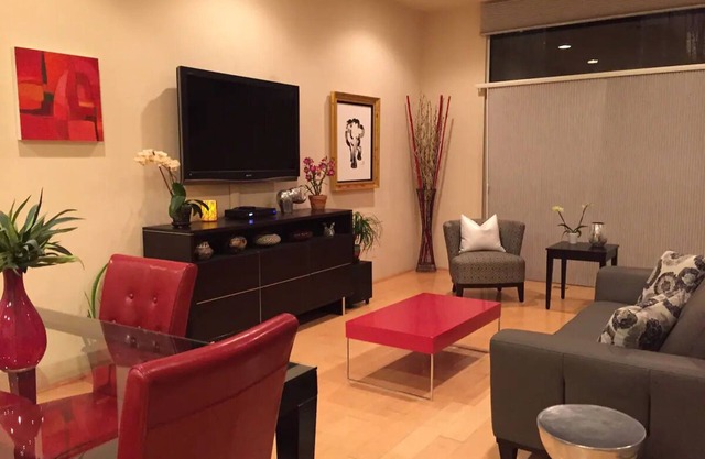 Balloon Fiesta 3-Story Loft downtown w/ gated security & jacuzzi bathtub.