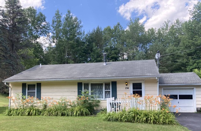 Ballpark Retreat Lake House Sleeps 6, Hot Tub, Fishing, Large Yard