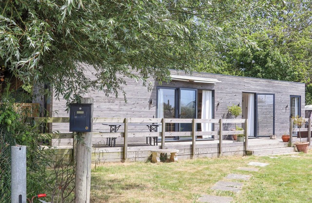 BALLYHANDY, romantic, country holiday cottage in Winchelsea Beach