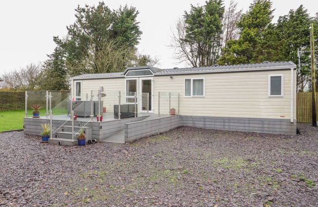 BANADLEN LODGE, pet friendly, with a garden in Benllech