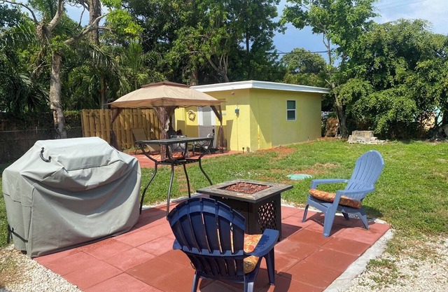 3 BEDROOM 2 BATH HOUSE PLUS COTTAGE/Fenced Backyard/Patio/Grill/Firepit/Driveway