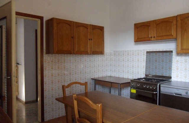 Band B: zwei Schlafzimmer; gemeinsames Bad, Küche, Wohnzimmer, Balkon, Parkplatz