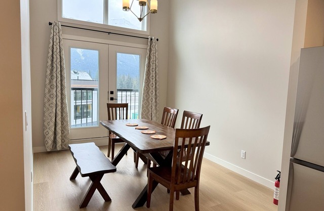 Banff Gateway Townhouse, Hot tub and BBQ
