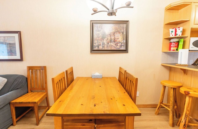 Banff Woods Lodge 2 BR 2 Bath 6 Sleep near Canmore