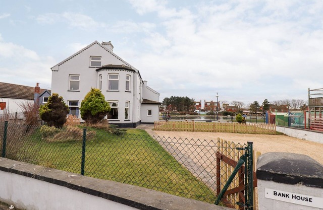 BANK HOUSE, family friendly, character holiday cottage in Mablethorpe