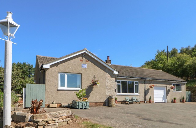 BANKWELL COTTAGE, pet friendly, with open fire in Sunniside
