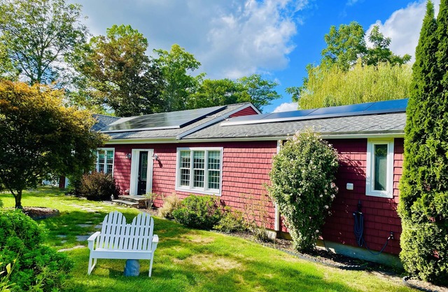 Bantam Lake Cottage - 4 min walk to lake/shared beach, 6 Kayaks, 2 SUP, fire pit