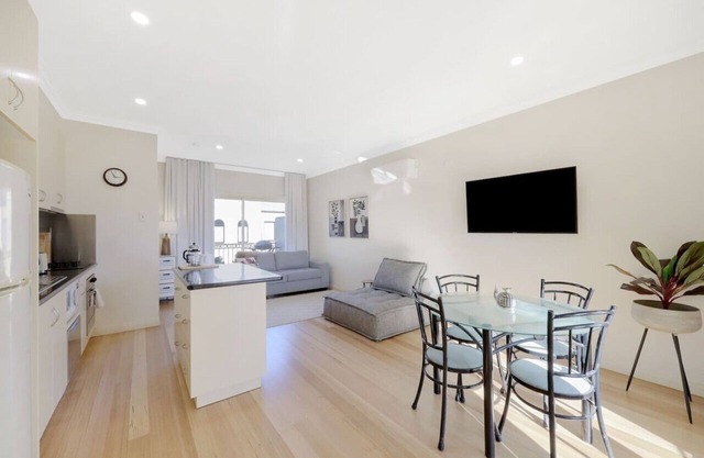 Banyan Retreat - one king bedroom apartment in CBD