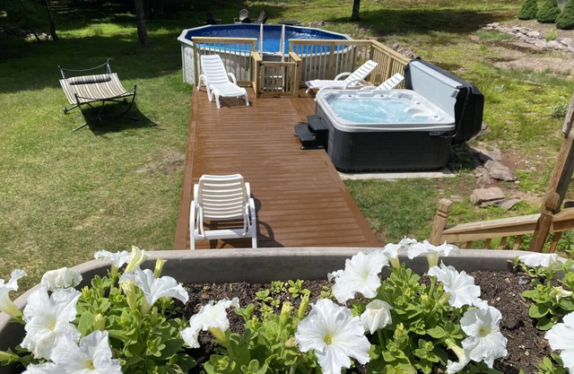 Barhaus bis zu 23 Personen, 5 Betten + Dachboden und 3,5-Bad-Wechselstrom, WLAN, Seen, Pools.