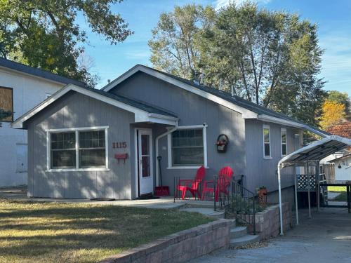 Barb's and Bo's Cozy Home with Office and Covered Parking