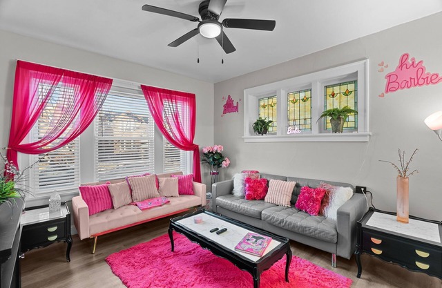 Barbie's Dreamhouse - Sleeps 6 Near Botanical Gardens & Tower Grove Park