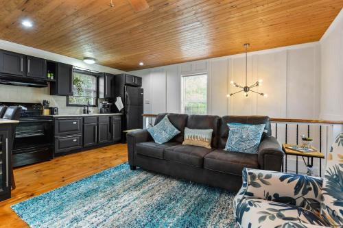 Bare Feet Bungalow -Close to beach & dog friendly