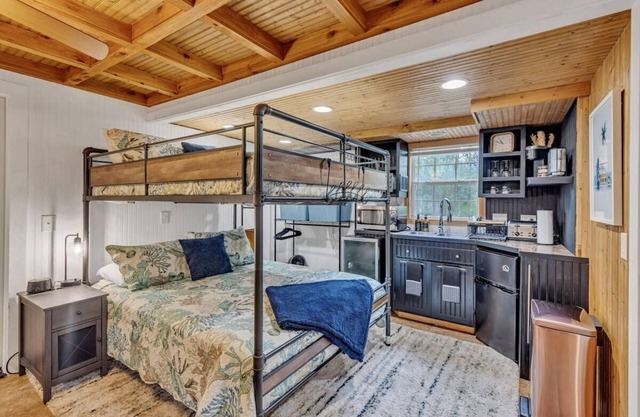 Bare Feet Bunkhouse-Close to beach & dog friendly