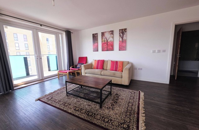 Barking 2 Bed Apt with Parking & Good Travel Links