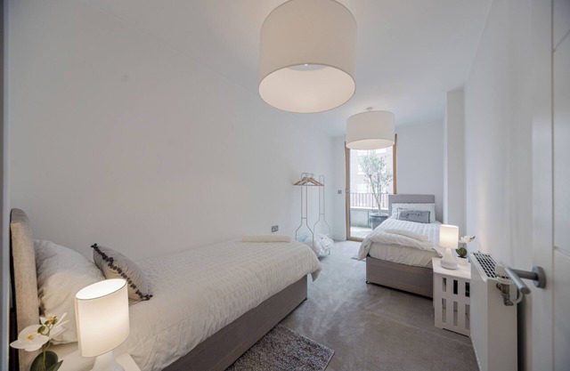Barking Bright Apartment with 2 Bedrooms