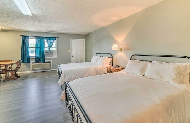 Barkley Lake Studio w/ Restaurant On-Site!