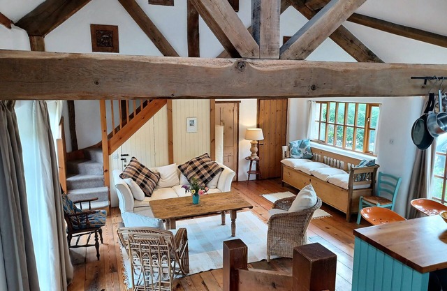 Barn annex, 10 mins walk to the beach, swimming pool, great views and local pub