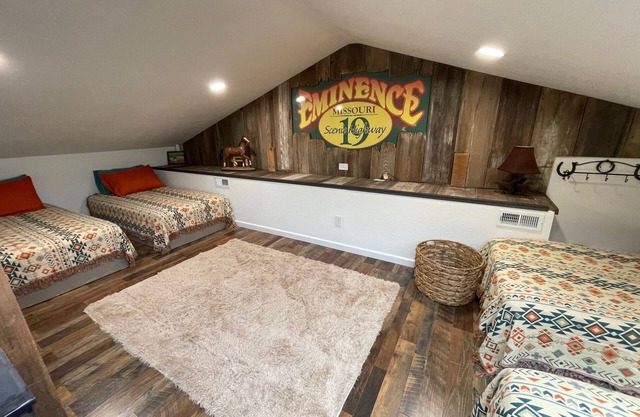 Barn by The Creek- Barn turned bnb on a creek in Eminence, sleeps 10