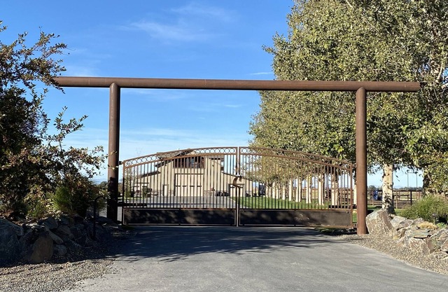 Barn Dominion, 2000 sq ft ,1 mile from golf course & Box Canyon State Park