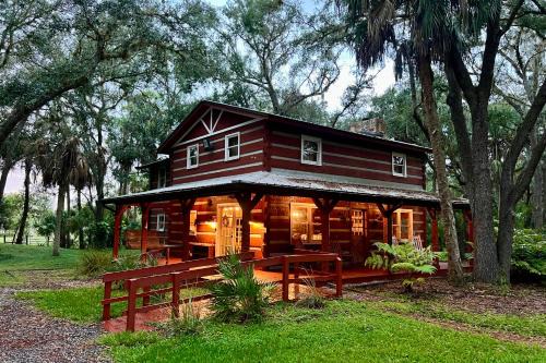 Barn Hangout and Grill Station Sebring Family Cabin