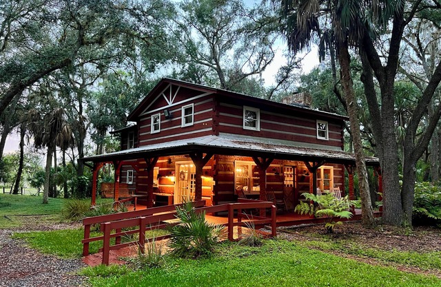 Barn Hangout + Grill Station: Sebring Family Cabin
