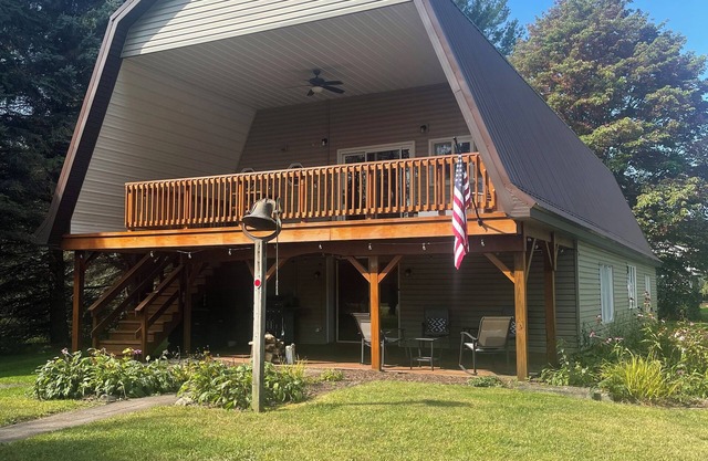 Barn in Bemus Point -1 mile to Chautauqua Lake and right on the snowmobile trail