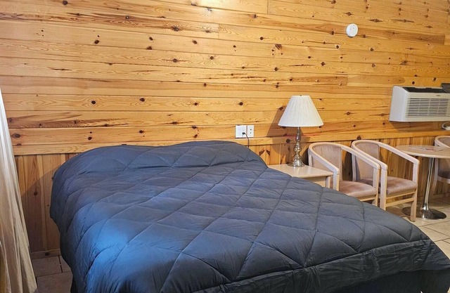 Barn In The Bush - Room 3 Lower level 2 queen beds