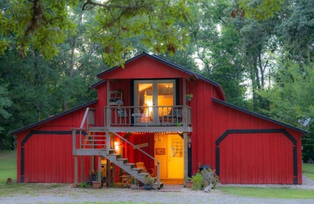 Barn Loft Suite mit Whirlpool unter historischen Eichen neben einem privaten Teich