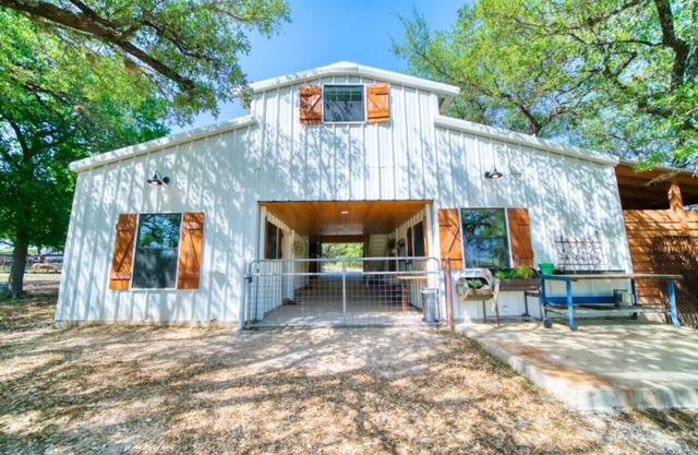 Barndo · Cute, Rustic Barndo Bunkhouse w/ Dog (or Kid) Run!