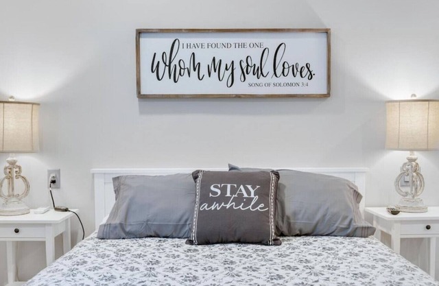Barnwood Suite · Romantic getaway on Main Street - Barnwood Suite