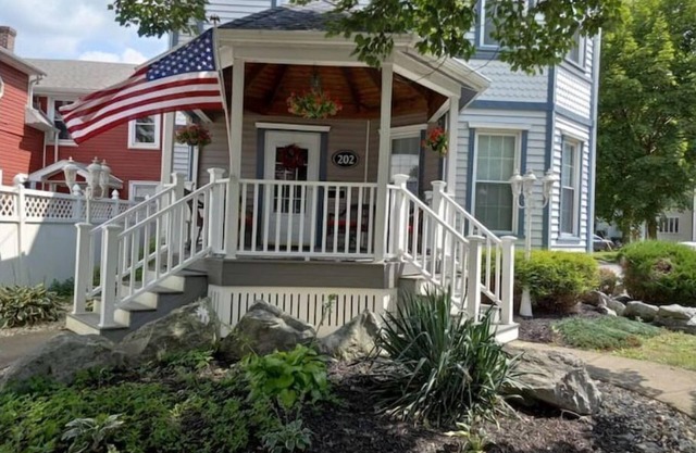 Barry Street Historical Home - The Entire Home
