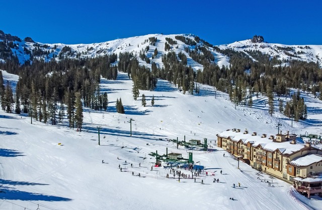 Base Camp Cave gegenüber von Village & Skiliften