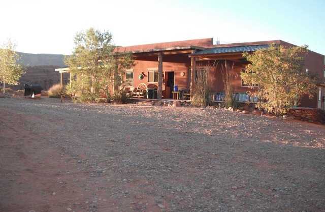 Base Camp Adventure Lodge, zwei Einzelbetten auf der Veranda