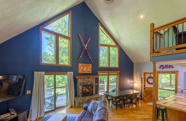 Base Camp - Cozy Cabin, Close to Snowshoe!