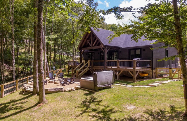 BaseCamp at Eagles Nest - 2 suites, hot tub, pet friendly, close to Camp, stream