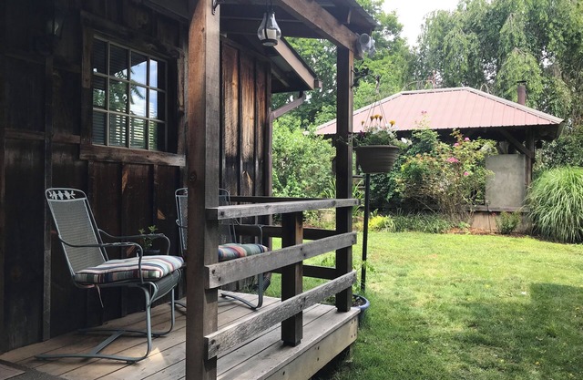 "Basecamp"...Cozy, studio apt. Private, quiet community. Near SNP and JMU.
