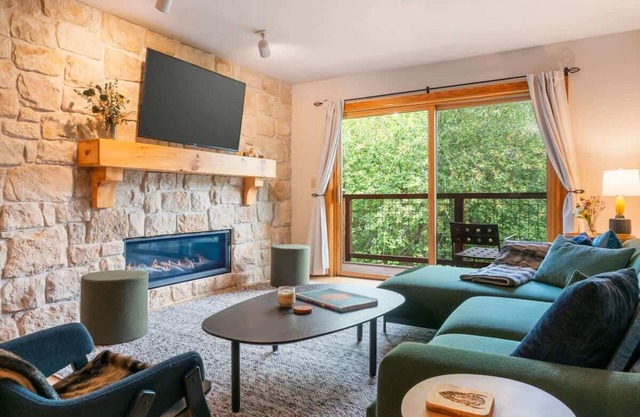 Basecamp Stays: Tranquil Retreat, Hot Tub, Shuttle