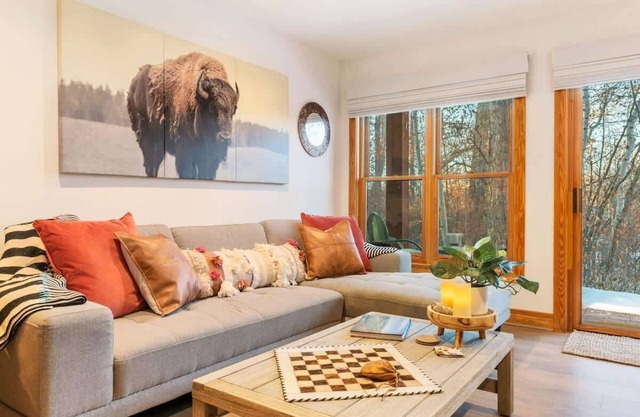 Basecamp Stays: Upscale Getaway, Shuttle, Hot Tubs