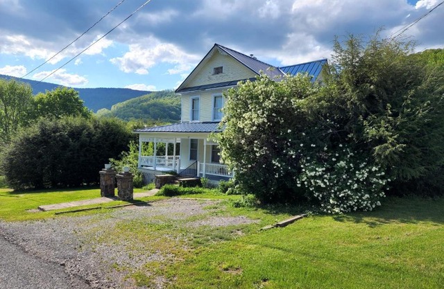 BaseCampWV-Durbin. Spacious 4 bedroom house w/yard