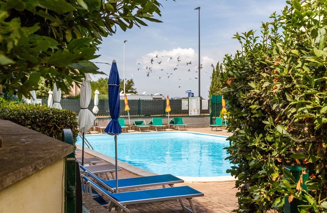 Einzimmerwohnung im Souterrain mit Terrasse, Garten und Gemeinschaftspool
