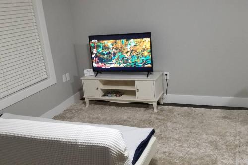 Basement Suite 1 queen bedroom(Brand New House)
