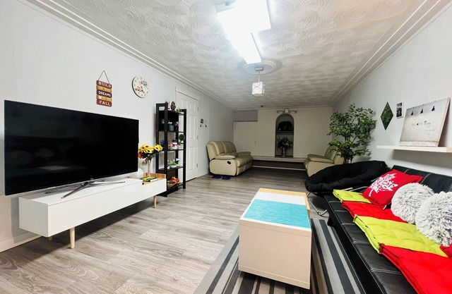 Basement suite for you to feel like home. Near City Center-Perfect for Getaways
