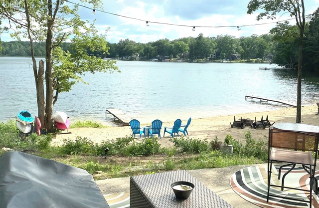 Bass lake waterfront! Cozy 1 bedroom cottage minutes from Traverse City!