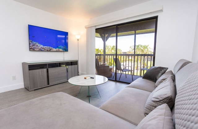 Bass & Sun Modern & Pool View !!! 2/2 Bedroom
