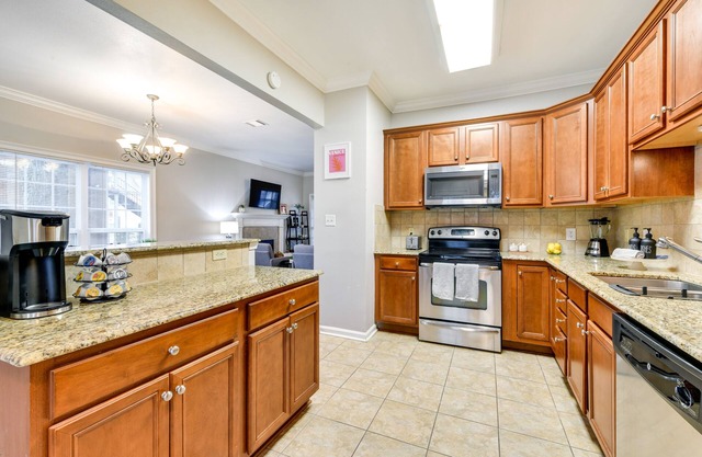 Baton Rouge Condo w/Community Pool: 6 Mi to LSU!