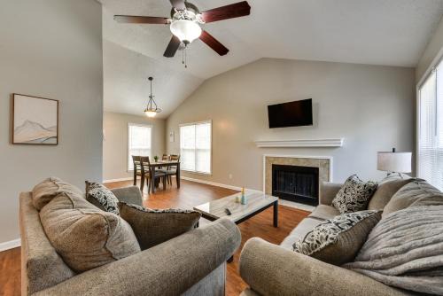 Baton Rouge Condo with Pool and Balcony, Near Golfing!