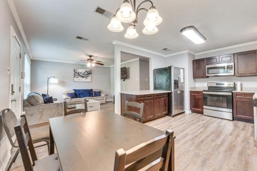 Baton Rouge Home with Yard about 14 Mi to Downtown!