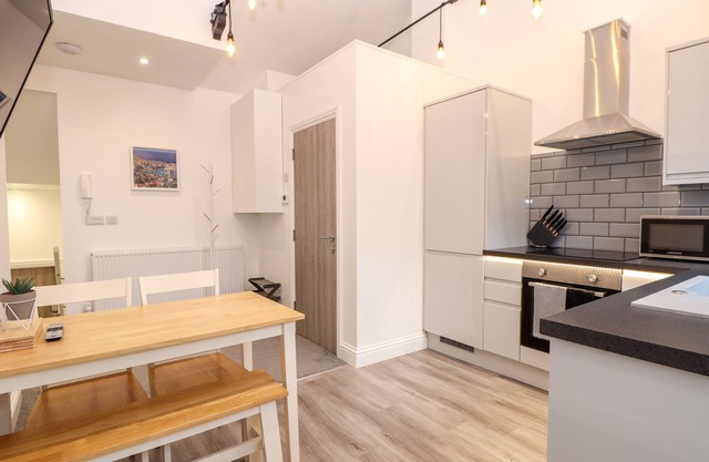 BATTELL CHAMBERS, romantic, character holiday cottage in Camborne