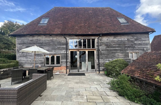 BATTS BARN, pet friendly, character holiday cottage in Markbeech