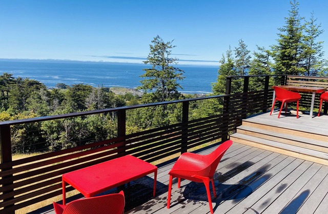 BAUHAUS-Ocean View Mid century Modern Gem on 10 private acres